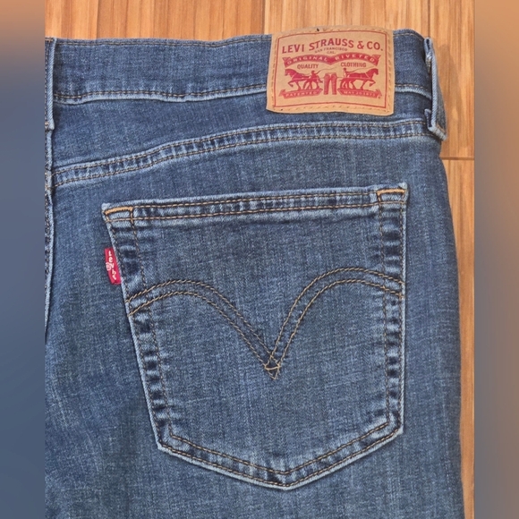Levis Classic Blue Distressed Women Jeans - Picture 7 of 8